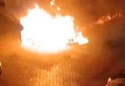 Sokağa park edilen araç 1 saat sonra alev topuna döndü