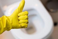 Tıkanan klozeti saniyeler içinde açan streç film yöntemi! Pompa görevi görüyor