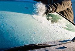 Buz tutan araç camına sakın sıcak su dökmeyin! Bu yöntemle anında çözülecek