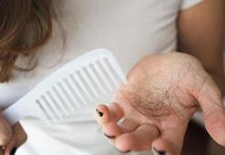 “Saçlarım avuç avuç dökülüyor” diyorsanız! Nedeni genetik değil, hatalı alışkanlıklarınız olabilir