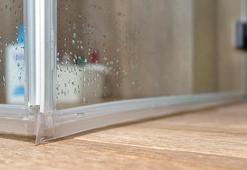 Duşakabin lastiklerindeki küfü temizliyor! Kararan görüntüden eser kalmayacak