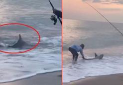 Antalya sahilinde şok manzara! Oltaya köpek balığı takıldı: ‘Avının peşinden gelmiş’