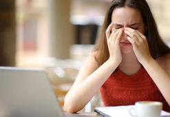 Yakın mesafeden okuma sonrası baş ağrısına dikkat! Ciddi görme kaybına neden olabilir