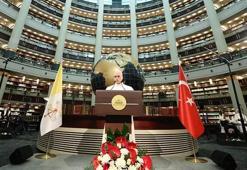 Papa, dünyanın en büyük üçüncü kütüphanesinde konuştu