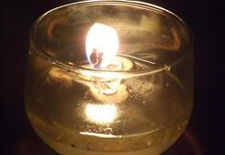 Ani elektrik kesintisine pratik çare! Pirinç, yağ ve kulak çubuğuyla kendi mumunuzu yapın