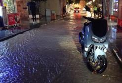 Çeşme'yi kuvvetli sağanak vurdu! Cadde ve sokaklar göle döndü