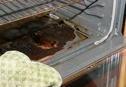 Fırın demirlerini tertemiz yapan yöntem! Katmanlaşan yağları eritiyor