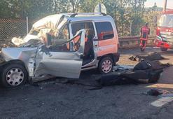 Mersin&#x27;de hafif ticari araç, kamyona çarptı; 3 ölü, 3 yaralı