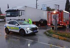 Manisa'da feci kaza! Otomobil TIR'ın altında girdi: Karı-koca can verdi!