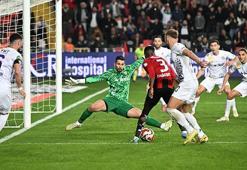 Süper Lig'de sezonun en ilginç golü atıldı! Kavga esnasında fırsatı değerlendirdi