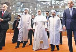 Papa, Sultanahmet Camii’ni ziyaret etti