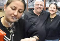 Baba ile 2 kızı, 15 yıldır elektronik ev aletleri tamir ediyor