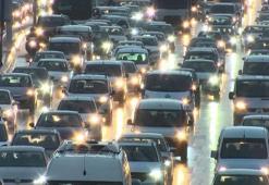 İstanbul&#x27;da trafik durma noktasına geldi! Yoğunluk yüzde 80&#x27;e ulaştı