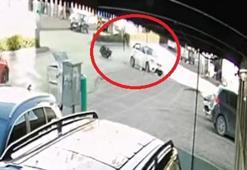 Metrelerce havaya savruldu! Motosiklet sürücüsü...