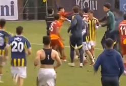 Fenerbahçe ile Galatasaray arasındaki U19 derbisinde ortalık karıştı! Rakibine yumruk attı
