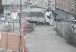 Virajı alamayan kamyon böyle devrildi! Aşırı yük...