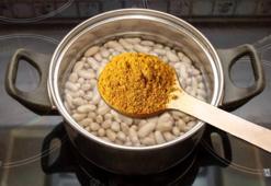 Kuru fasulyede gaz kalmıyor! Haşlama suyuna 1 kaşık eklemek yeterli: 4’e bölüp atın