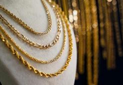 Polisler neye uğradığını şaşırdı! Hırsızlık yapmak için girdiği kuyumcuda 33 bin 585 dolarlık altın kolyeyi yuttu