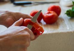 Domates kabuğunu zar gibi soyma tekniği! Sıcak su, soyacak derdi yok