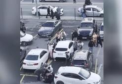 Kartal Anadolu Adliyesi önünde iki aile arasında yumruk yumruğa kavga! Anbean kamerada