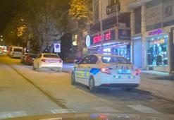 Bilecik'te 'yan bakma' dehşeti! Bacağına saplı bıçağı çıkartıp karşısındakini ağır yaraladı
