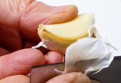 Tek tek kabuk ayıklama derdini bitiyor! Sarımsak temizliğinde süreyi yarıya indiren yöntemler