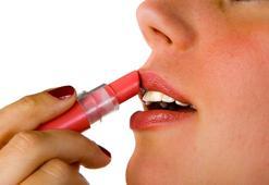 Meğer bu kadar basitmiş! Kalıcı ruj için tek ürün yetiyor