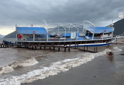 Marmaris'te sağanak yağış ve fırtına! 4 tekne karaya oturdu