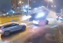 Katliam gibi kaza: Kavşağa çarptı, 2 aracın üzerinden uçtu! Dehşet anları kamerada