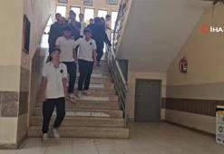 Okulda sosyal deney! Sadece 1 öğrenci gördü: O anlar kayıt altında