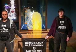 İngiltere karıştı! Kraliyet tacına muhallebili şok saldırı