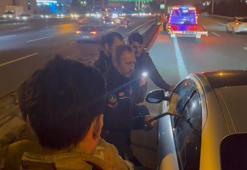 Uyanmak bilmedi! TEM'de sol şeritte tehlikeli anlar: Ekipler baltayla müdahale etti