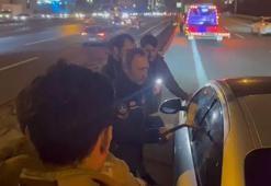 TEM Otoyolu'nda uyuyakalan sürücüye ulaşmak için aracın camını baltayla kırdılar