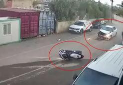 Otomobille çarpışan motosiklet sürücüsü havada taklalar attı