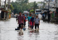 Endonezya'da şiddetli yağışların yol açtığı afetlerde ölenlerin sayısı 900'ü aştı