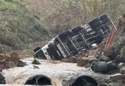 Sarıyer'de yolun çökmesi sonucu pikap ile kamyonet dereye düştü