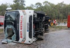 Kemer’de yolcu midibüsü devrildi: 5 yaralı