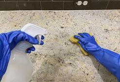 Granit tezgahı saniyeler içinde eritiyor! İşin sırrı ılık suda saklı