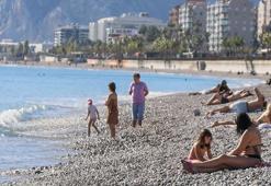 Fotoğraflar bugün çekildi! Aralık ayında denize girip, güneşlendiler