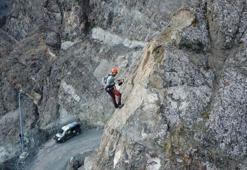 Metrelerce yükseklikte nefes kesen çalışma! Düşme riski olan kayalar böyle temizleniyor