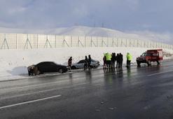 Van'da iki otomobil ile iki kamyonetin karıştığı zincirleme kaza! Yaralılar var