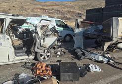 Malatya’da feci kaza! Hafif ticari araç TIR’a arkadan çarptı: 3 ölü