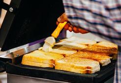 Tost makinesini yeni gibi gösteren temizlik taktiği! Kaymak gibi oluyor