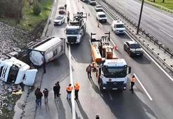 TEM’de korku dolu anlar! Hammadde yüklü tanker su kanalına uçtu, trafik kilitlendi