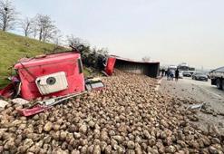 Bursa&#x27;da TIR yol kenarındaki 2 araca çarptı! 1 ölü, 3 yaralı