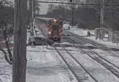 Hemzemin geçitte korkunç kaza! Banliyö treni...