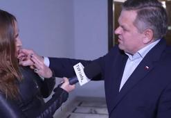 Canlı yayında taciz anları! Gazeteciye zorla dokunmaya çalıştı: ‘Beynin yok mu senin?’