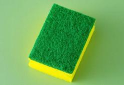 Bulaşık süngerinin sert yüzeyi neden hep renkli olur? Meğer bir anlamı varmış!