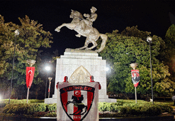 Samsunspor taraftarından, AEK maçı öncesi Atatürk Anıtı çevresinde nöbet!