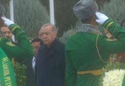 Erdoğan, Türkmenistan'da Tarafsızlık Anıtı'na çelenk koyma törenine katıldı